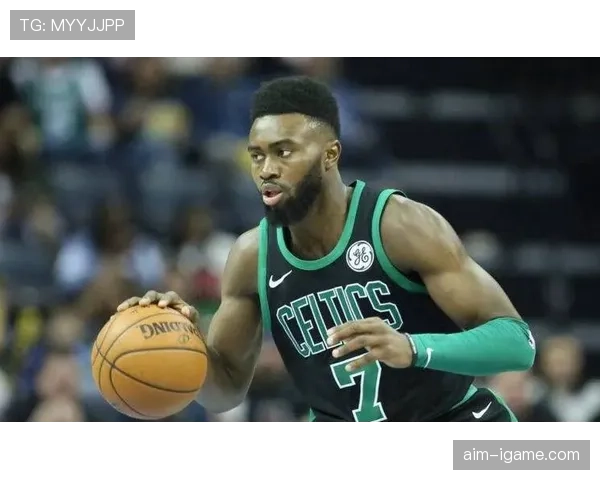 杰伦·布朗中距离命中率提升显著 拉开队内得分差距