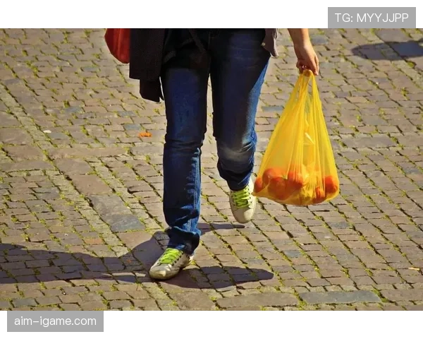 凯蒂·莱德基戴着一副廉价耳环逛菜市场，那反差直接让我停下刷屏